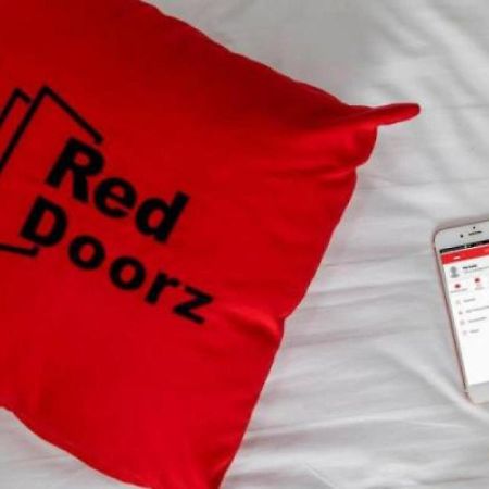 Отель Reddoorz Plus Near Keraton Yogyakarta 2 Экстерьер фото